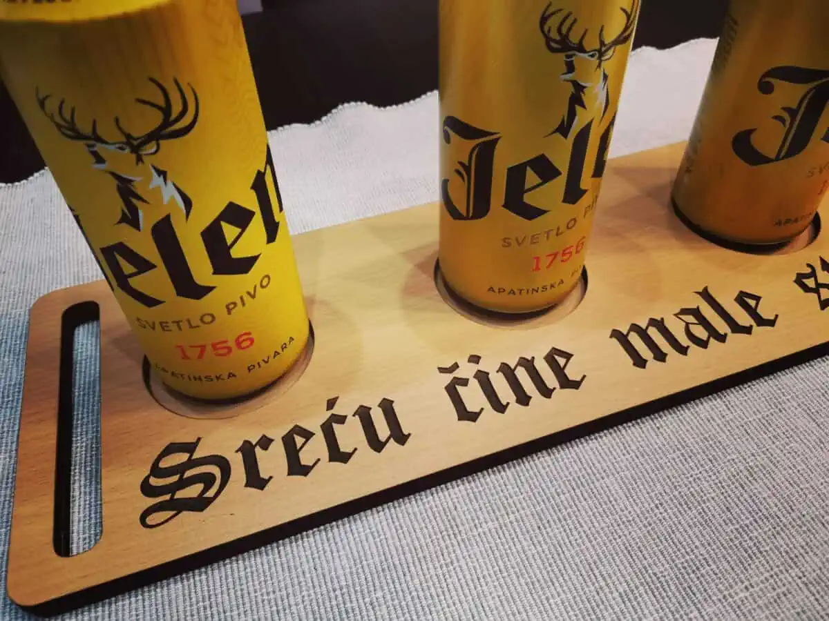 Poslužavnik za 5 čaša/limenki sa šaljivim tekstom "Sreću čine male stvari i veliko pivo".