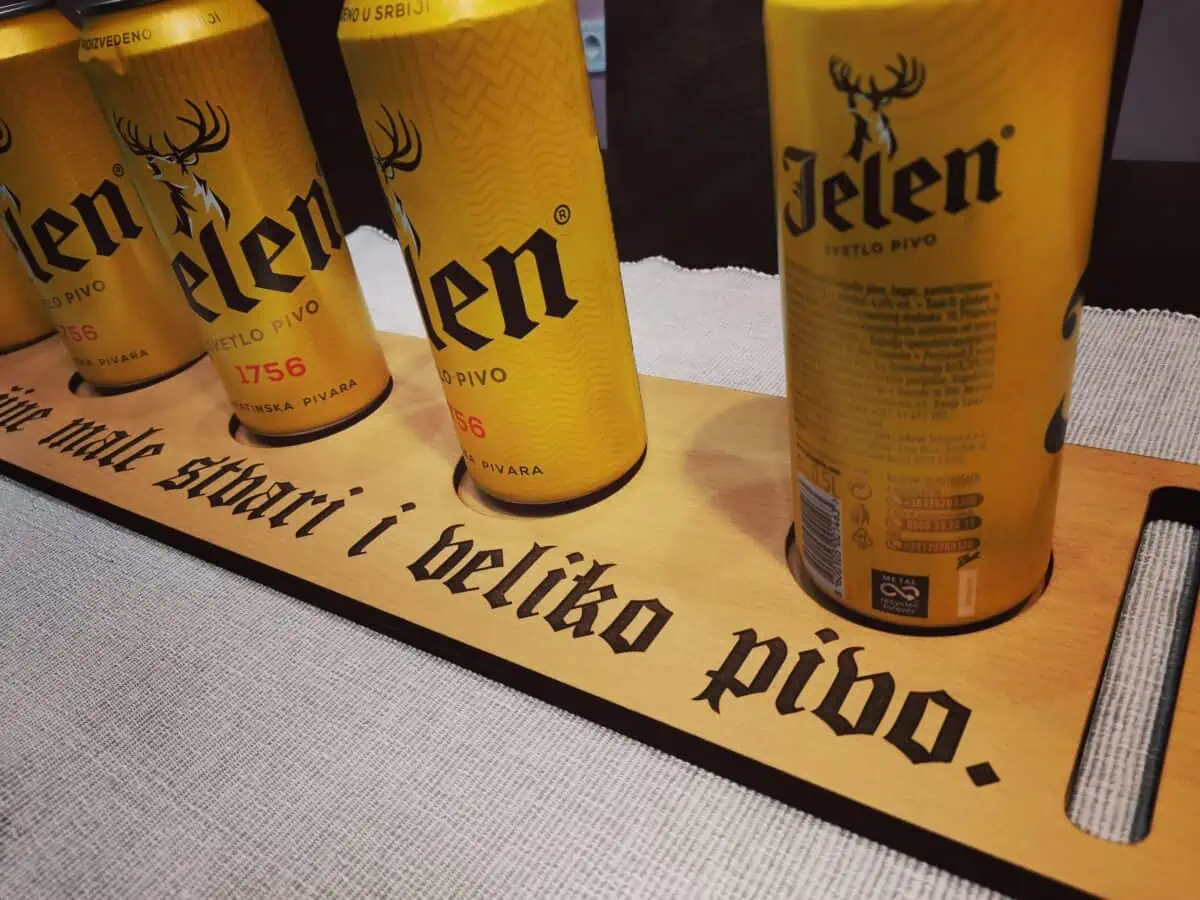 Poslužavnik za 5 čaša/limenki sa šaljivim tekstom "Sreću čine male stvari i veliko pivo".