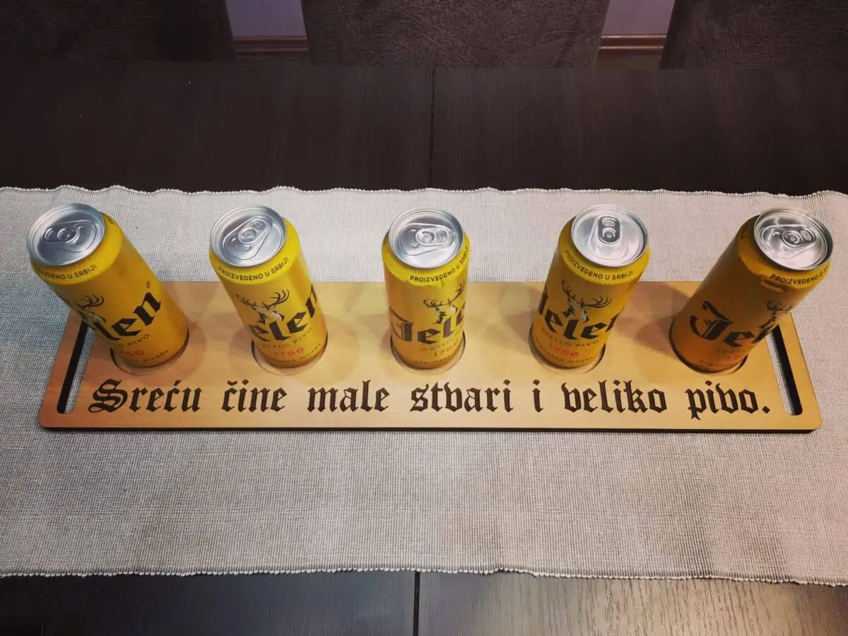 Poslužavnik za 5 čaša/limenki sa šaljivim tekstom "Sreću čine male stvari i veliko pivo".