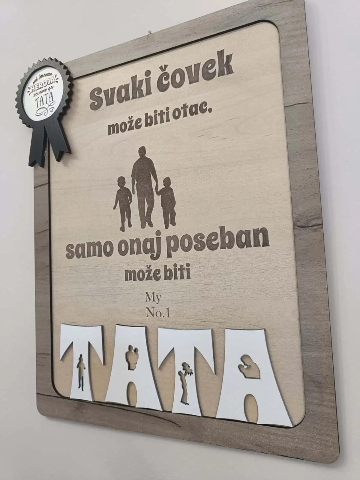 <h4>Poklon za tatu koji nijednog tatu neće ostaviti ravnodušnim.</h4> <a href="https://sr.wikipedia.org/wiki/%D0%9E%D1%82%D0%B0%D1%86">Tate</a> su naši superheroji. Naravno, neke tate zaslužuju specijalne nagrade za uloge koje su odgirali u našim životima ali jedno je sigurno, svaki od njih bi se najviše obradovao nagradi koja sadrži nešto lično, nešto što vraća sećanja na neki <a href="https://slicedgifts.com/kolekcija/bitni-datumi/">lep događaj u prošlosti</a>, nešto što samo vas dvoje znate šta znači… Zato svog supeheroja nagradite <a href="https://slicedgifts.com/kolekcija/personalizovani-pokloni/poklon-za-tatu/">jedinstvenim personalizovanim poklonom</a>.