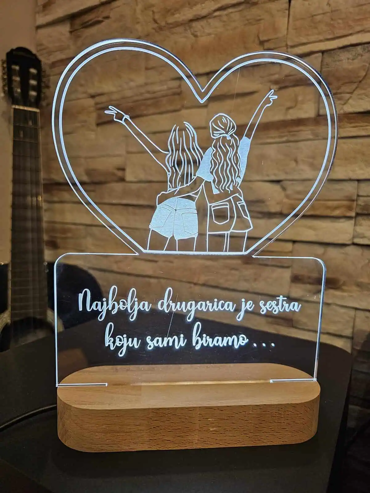Unikatna noćna lampa sa posvetom – Poklon za drugaricu